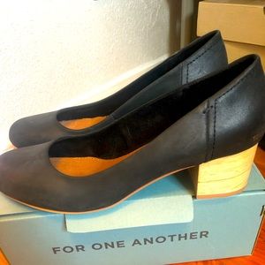 Black Toms Beverly Shoes size 8